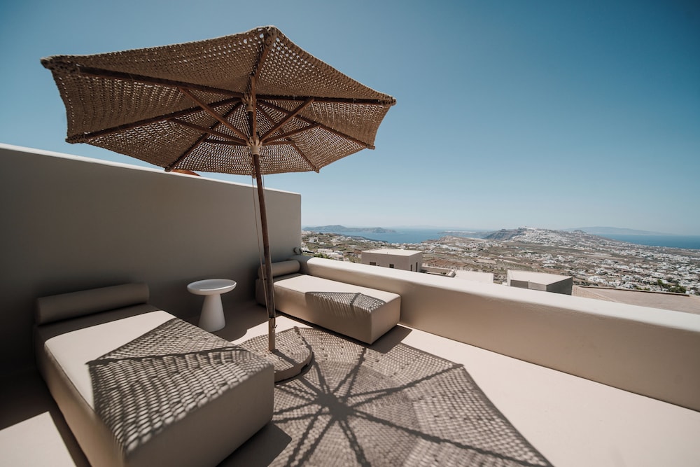 Luna Santorini Suites