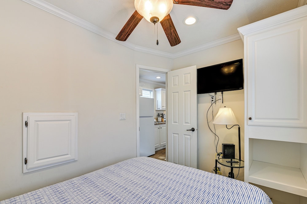 < 1 Mi to Lake Norman Marina: Home w/ Pool Access