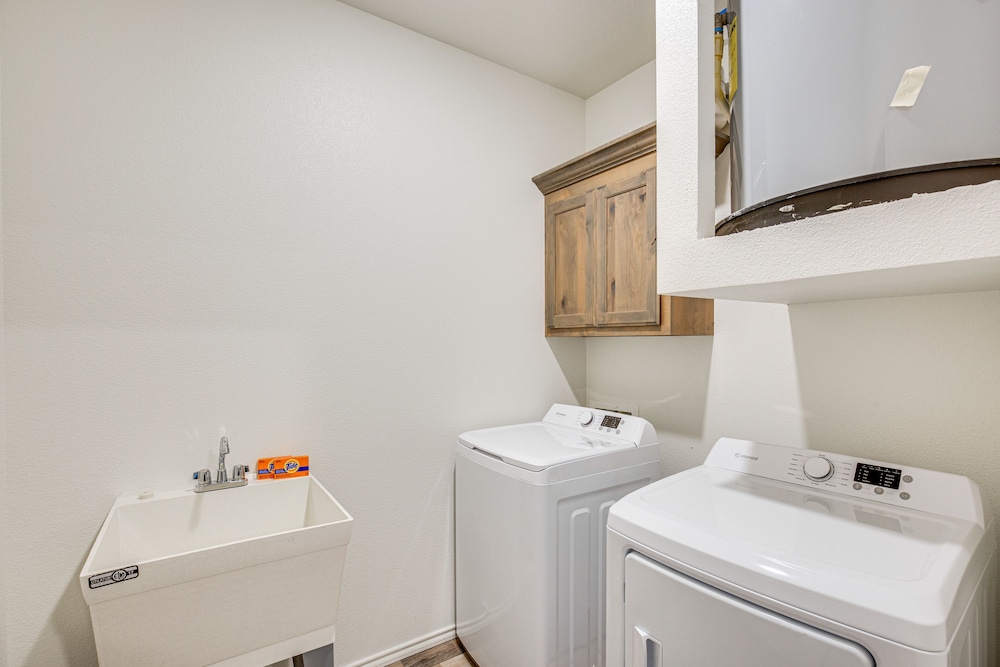 Close to Lakes, Parks & Winery: Bonham Apt view 4