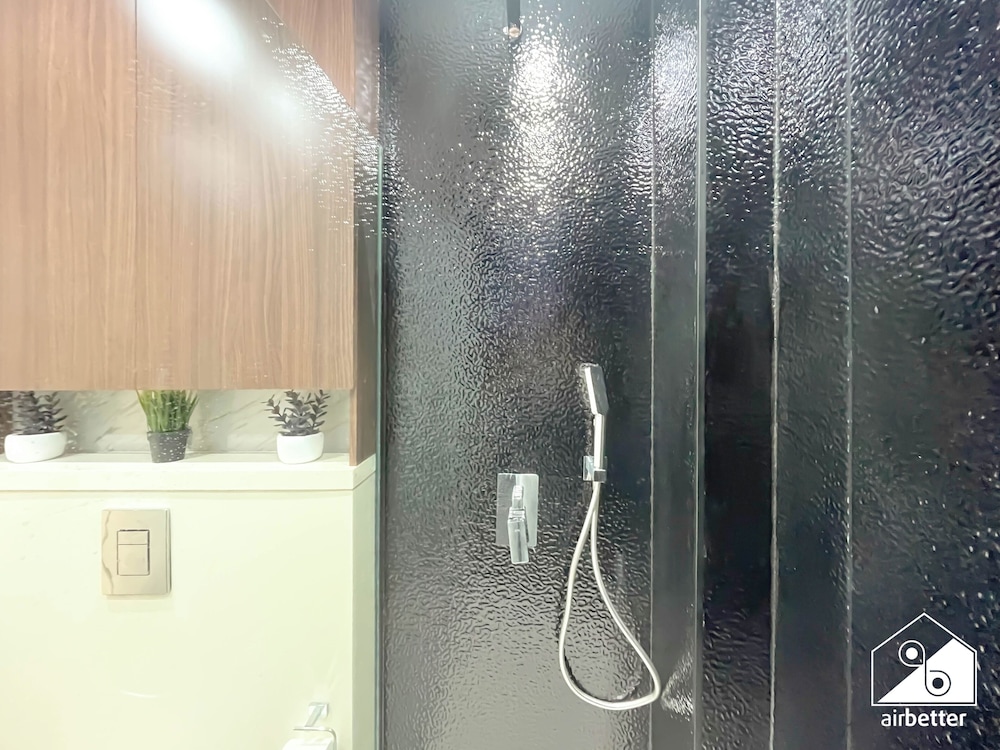 Luxury 1BR w/ Balcony & Burj Khalifa View