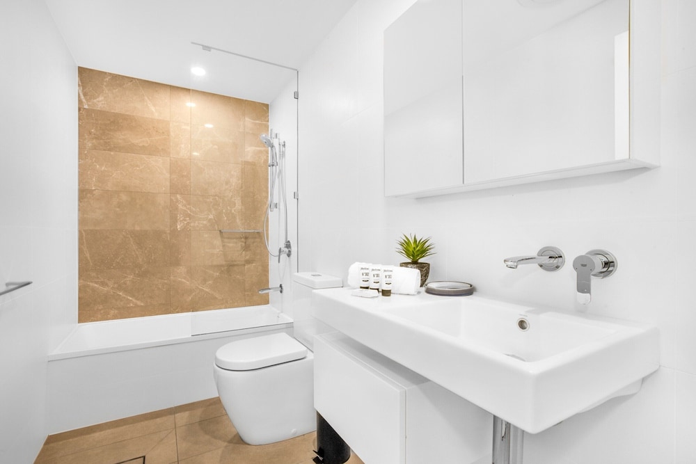 Surfers Paradise 2-bed Near Beach With Pool & Gym