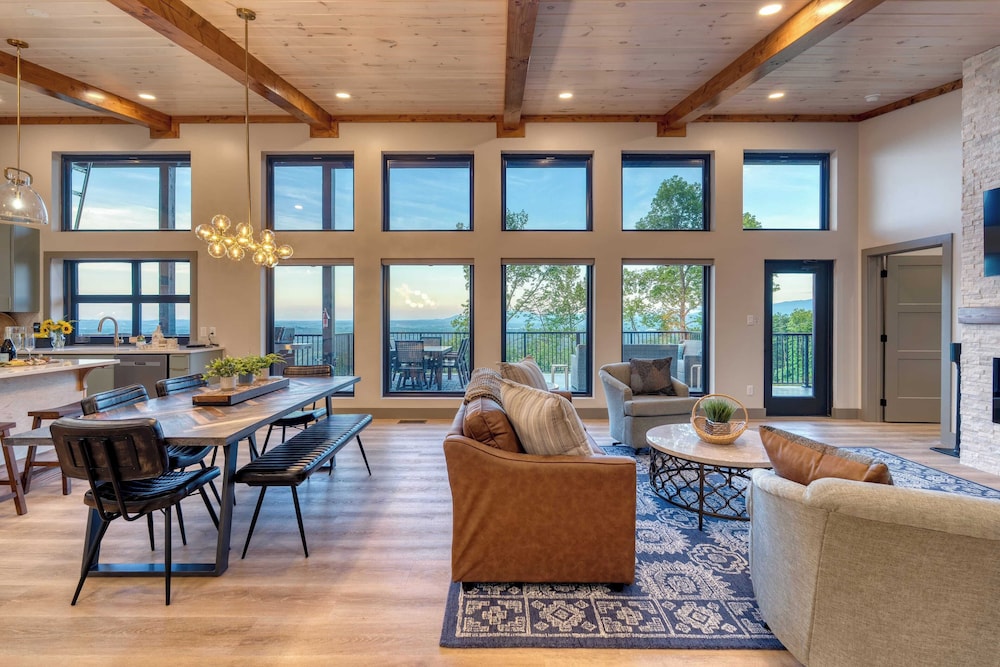 Luxury Group Retreat w/ Indoor Pool, Arcade & 56-mile Views Grand Vista Retreat
