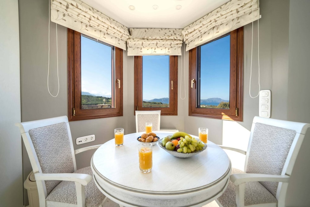 Karyo Villa,- 4bd, 3min On Foot From The Beach!