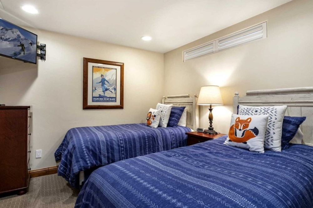 Centrally Located 3 BR in Lionshead Village w/ Pool, Walk to Lift!