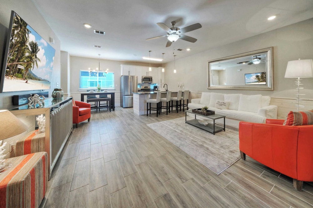 Sleeps 33! 4 Condos, Walk to the Beach, Resort-style Pool, Endless Summer Resort