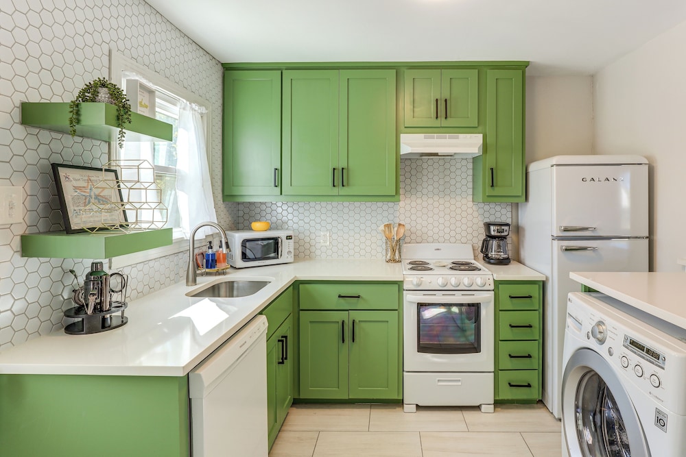 Walk to Cowboys Stadium! Arlington Home w/ Yard