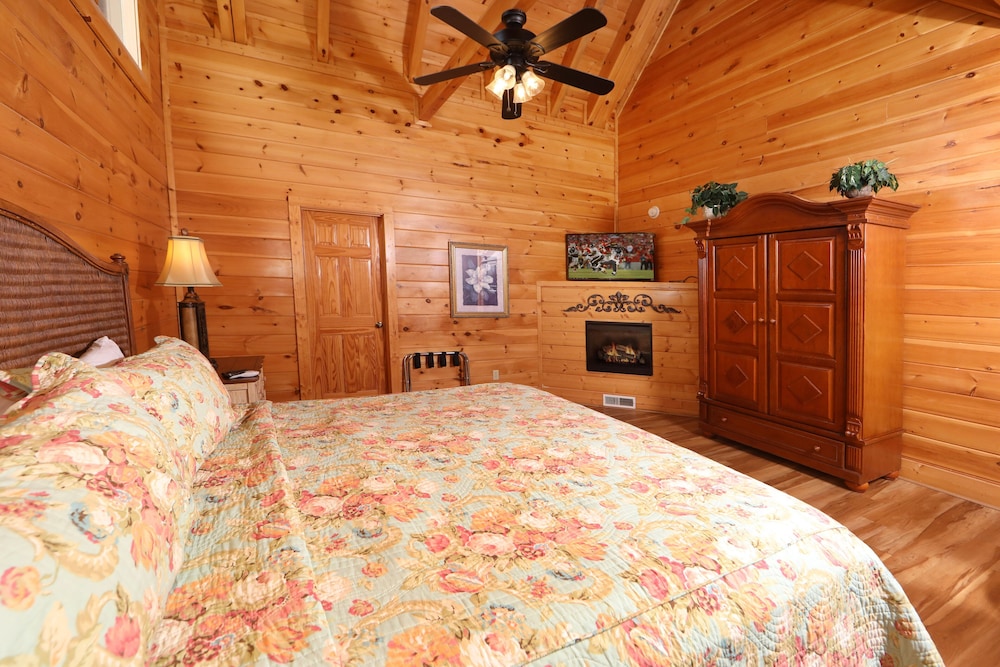 Mayberry - Three Bedroom Cabin view 4