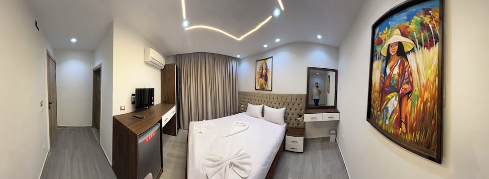 Amadeos pyramids inn