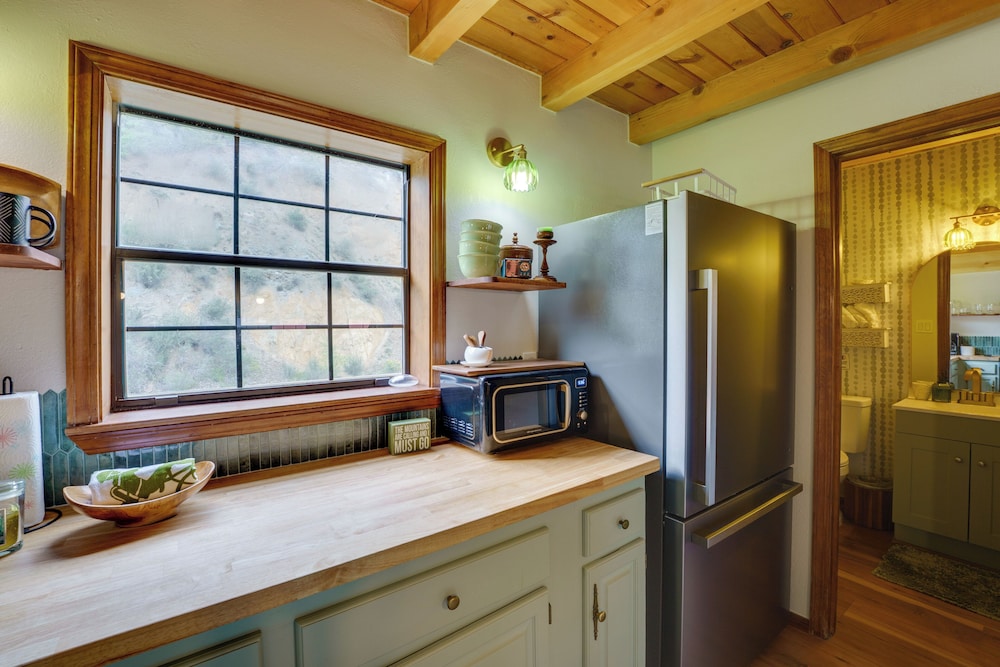 Red River Home w/ Ski Slope, Mtn & River Views!