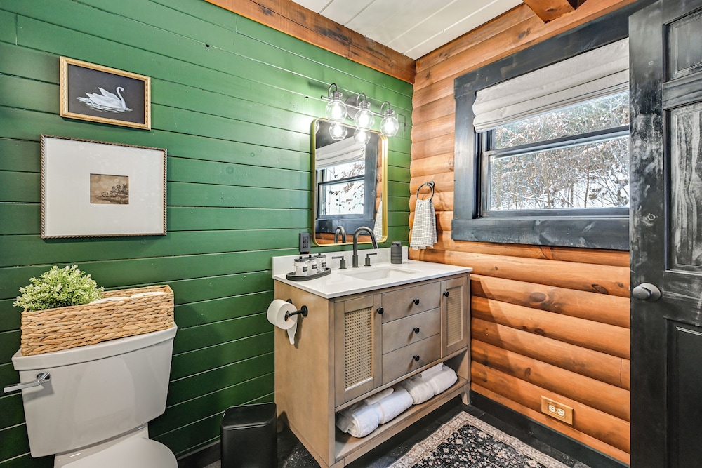 Peaceful Cabin w/ Hot Tub in Dundee: Dogs Welcome