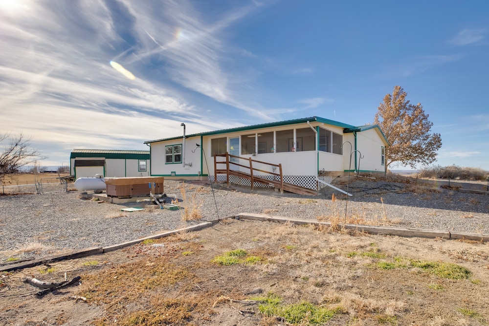 Hot Tub & Screened Patio: Getaway in Montrose!