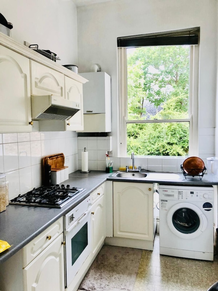 1 Bedroom Flat Sleeps 4 -free Onsite Parking -wifi