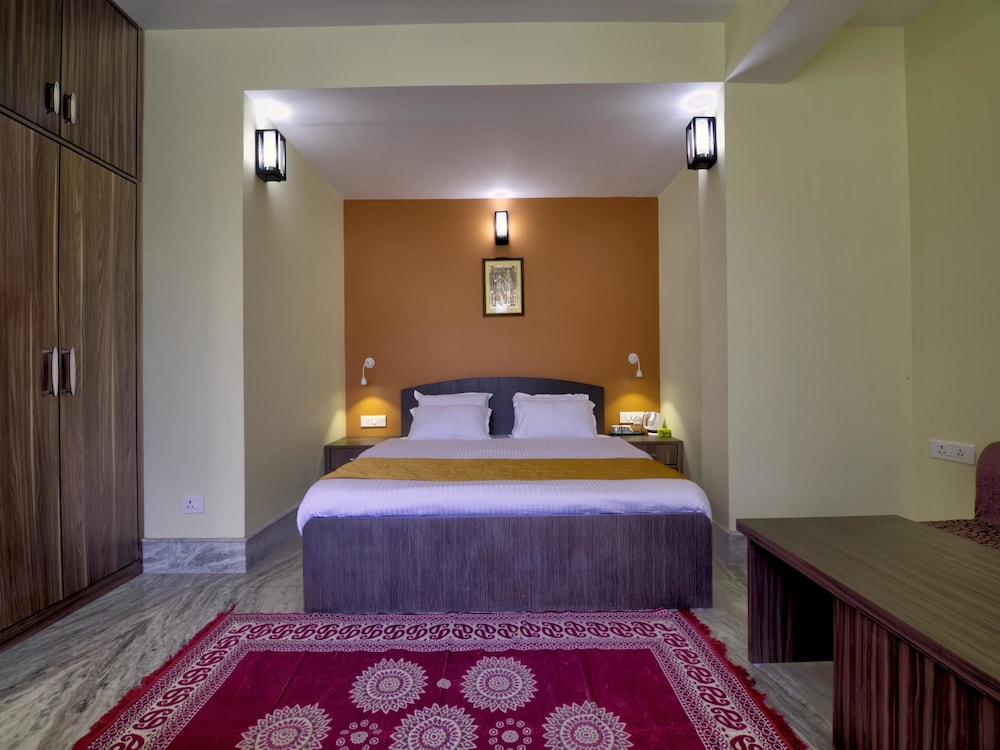 OYO 13465 Greendot Hotel