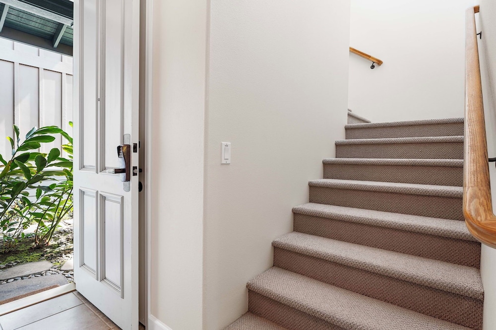 Updated Unit - Perfect Location - Vrkcv