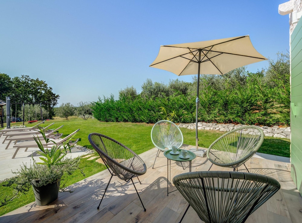 Villa in Srebrnici With Pool Near Marea Beach