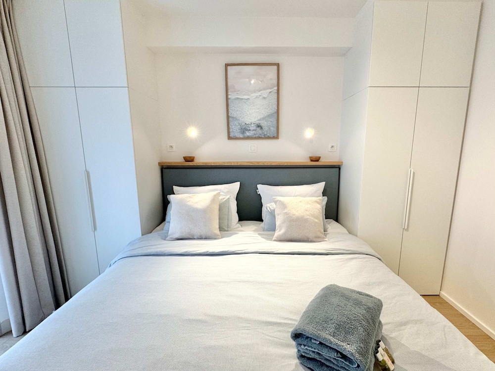 Spacious Bright Apartment Steps From the Beach i