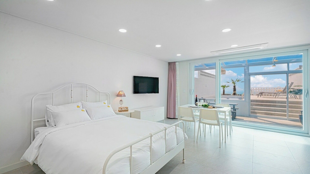 Uni’s Ocean Pool Villa