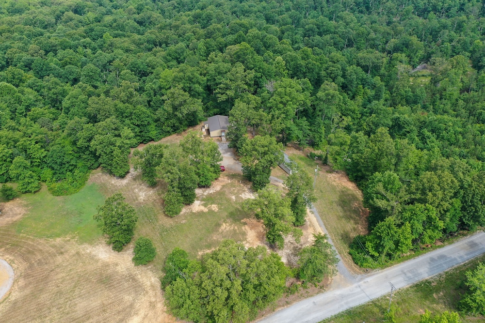 Buchanan Home w/ Deck, 4 Mi to Paris Landing! view 5