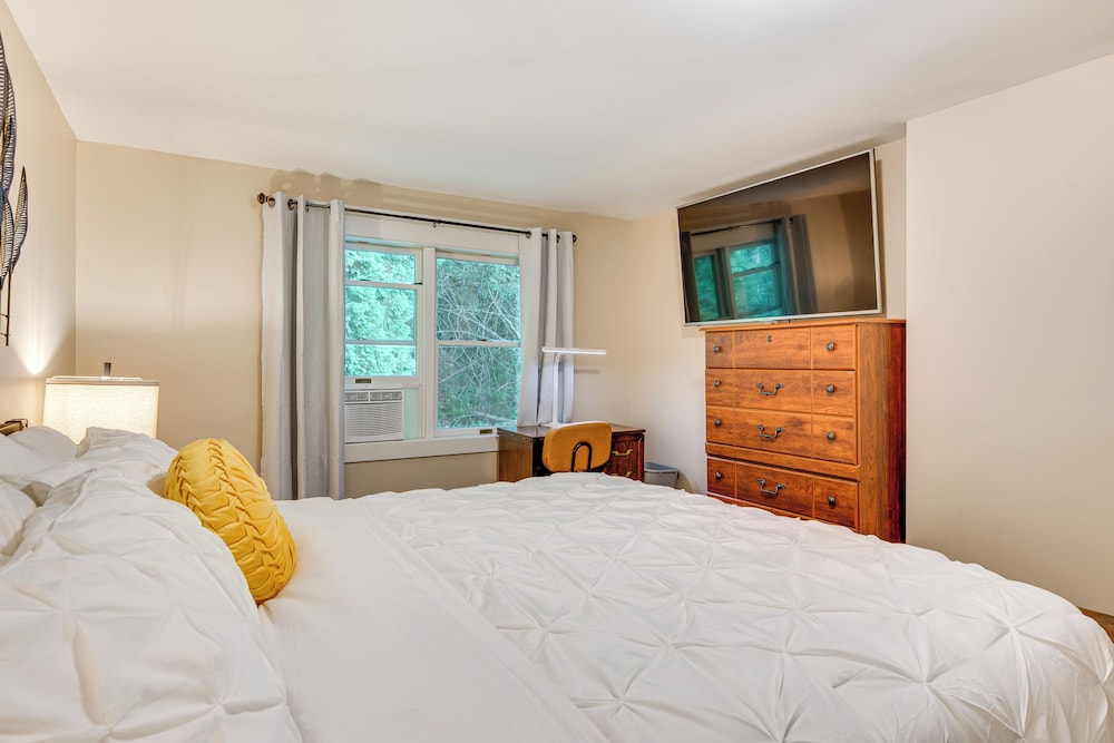 Recently Renovated Harveys Lake Retreat w/ Dock!