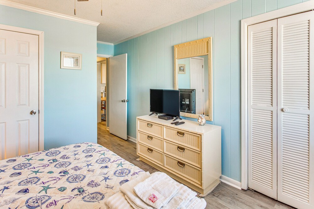 Walk to Ocean: North Myrtle Beach Condo w/ Pool