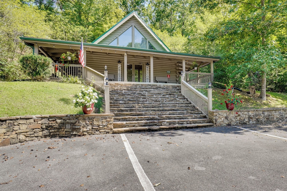 Walk to Douglas Lake: Cabin w/ Private Hot Tub!