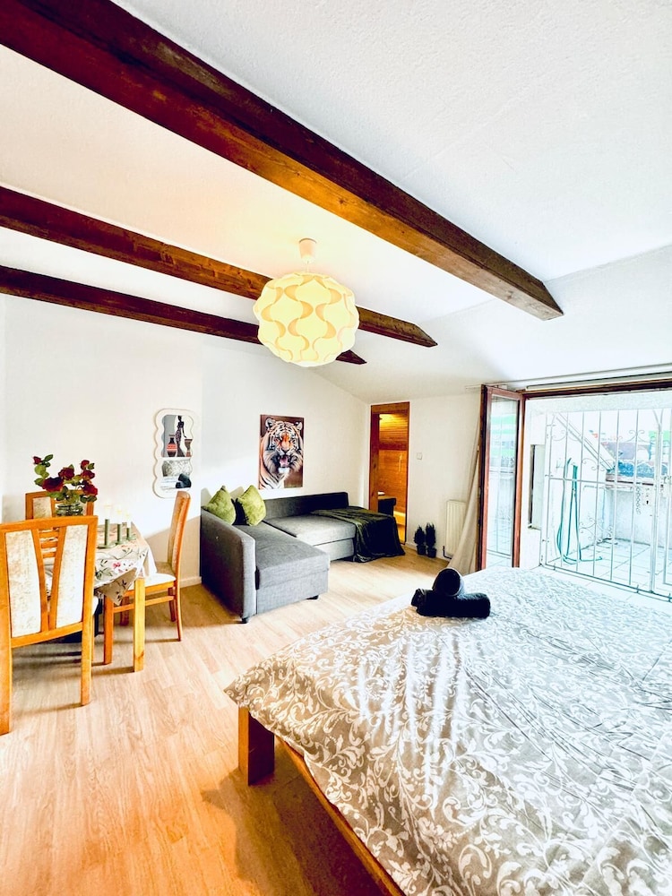 7 private Rooms in a spacious Villa