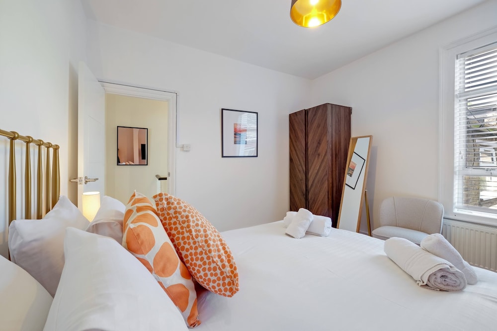 Luxury 3 Bedroom 2 Bathroom House Fulham