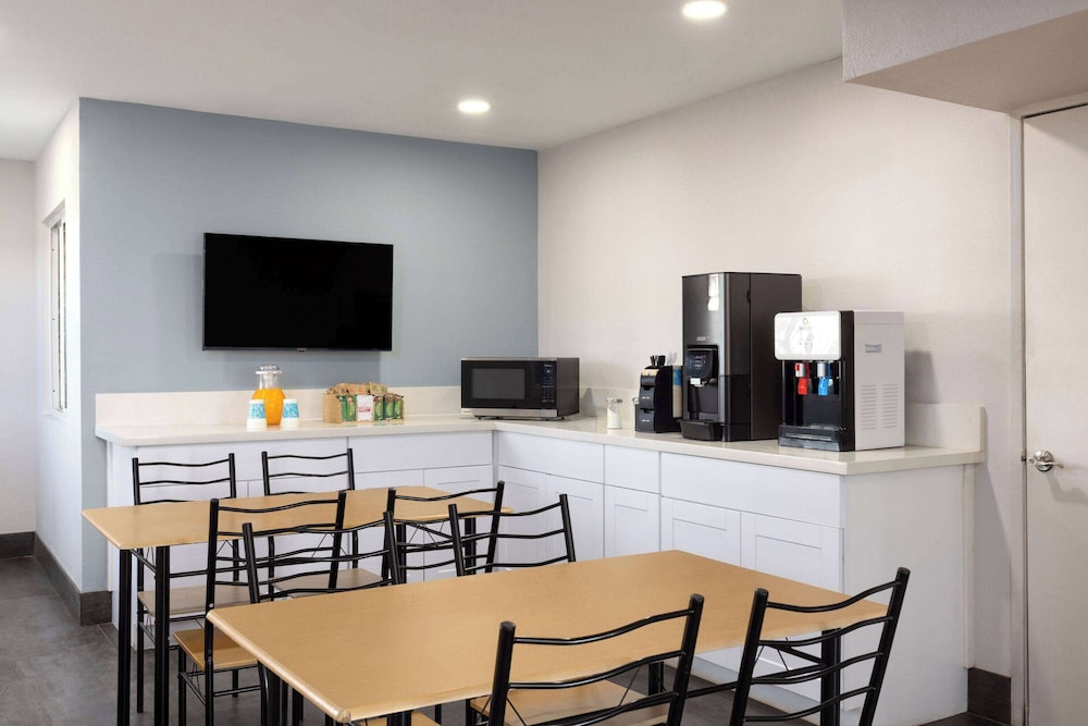 Days Inn by Wyndham Bakersfield