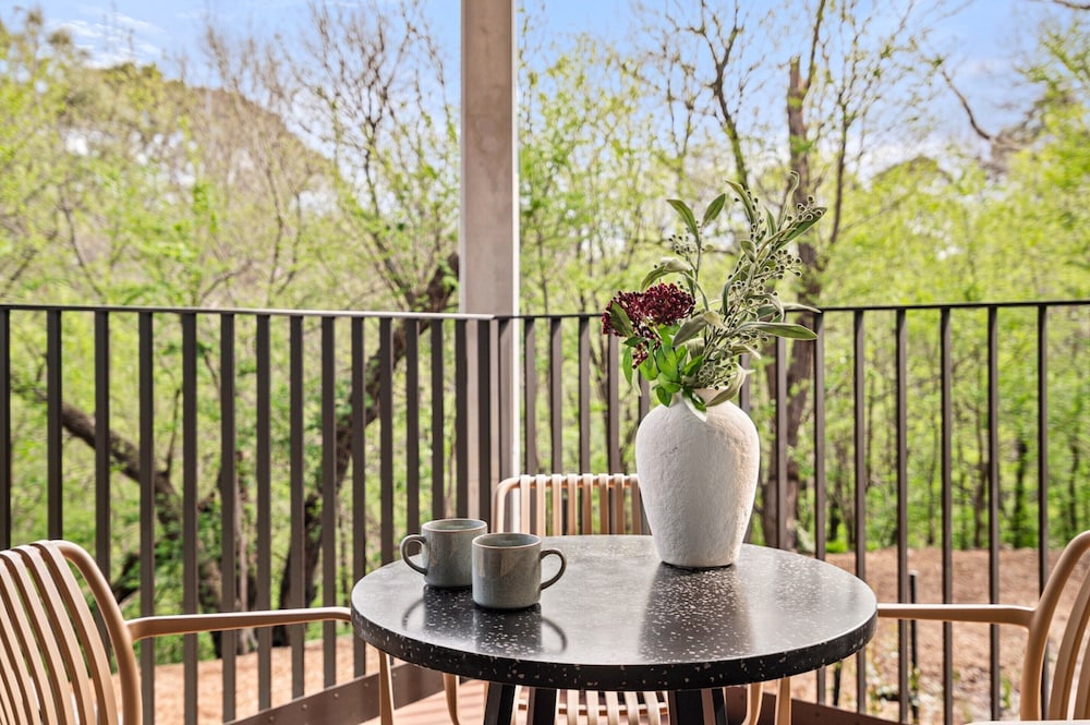 Brand-new 2-bed With Rooftop Access view 4
