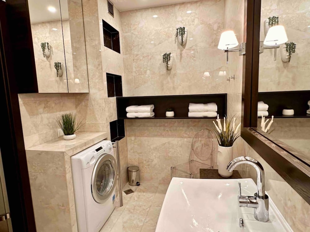 Chic Metro-side Apartment