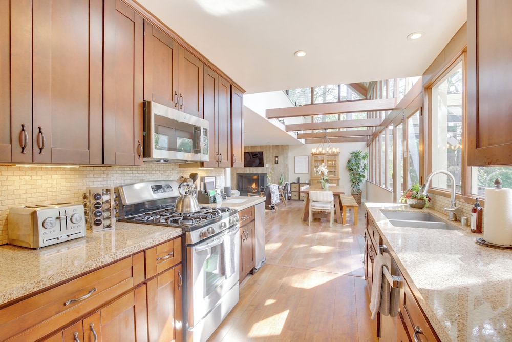Walk to Lake Arrowhead Village: Gem w/ Lake Access