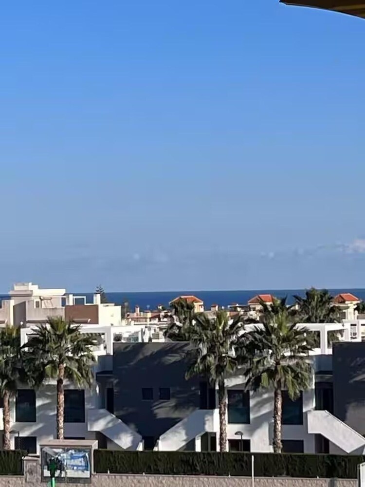 Sunny 1 Bedroom Apartment Retreat