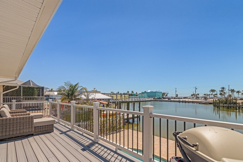 920 Bay Breeze Bungalow: Stunning Bay View Home W/ Heated Pool! 2 Bedroom Home
