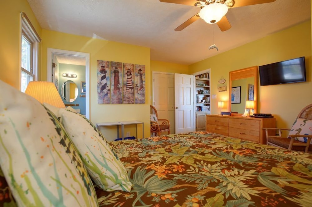 Windchimes 4 Bedroom Home by RedAwning