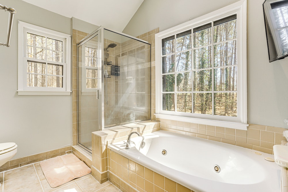 Private Hot Tub & Deck: Family Gem in Alpharetta