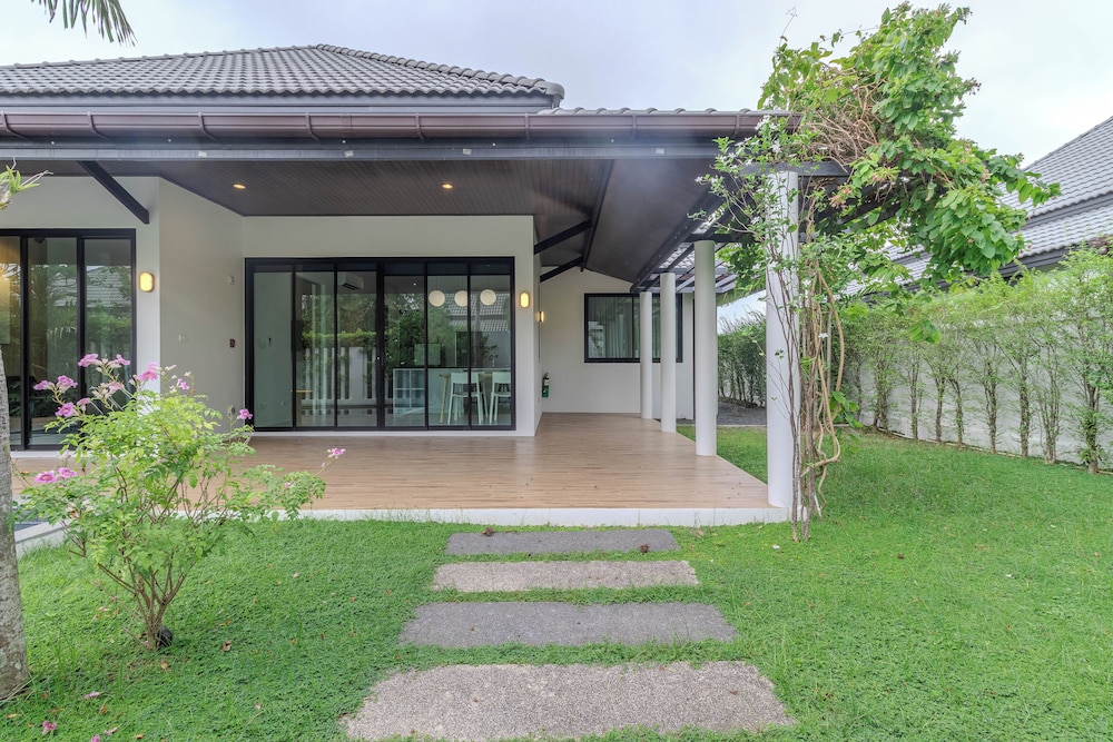 2BR with Pool & Garden Near Beach V242