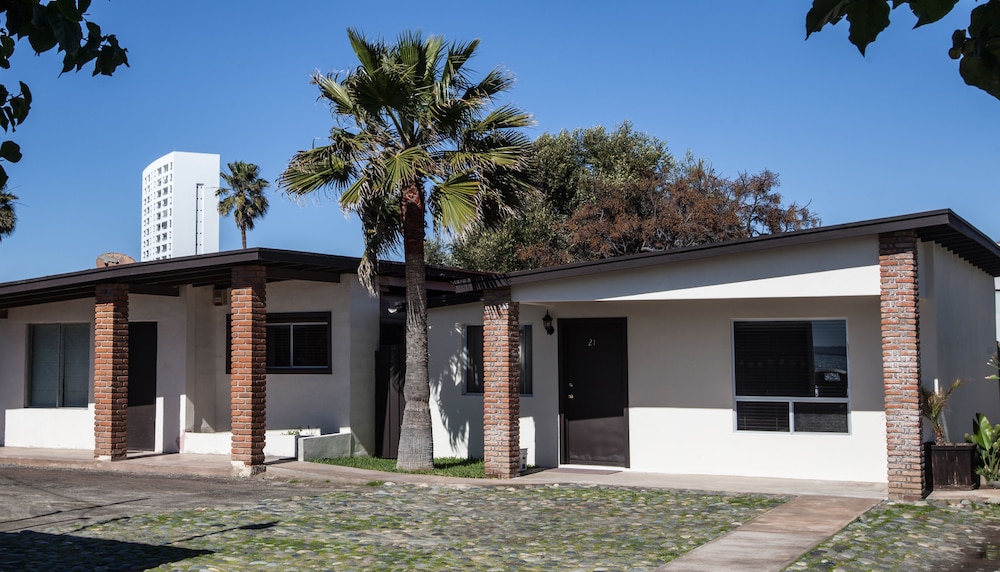 Hotel California Villas y Hotel - Image 1