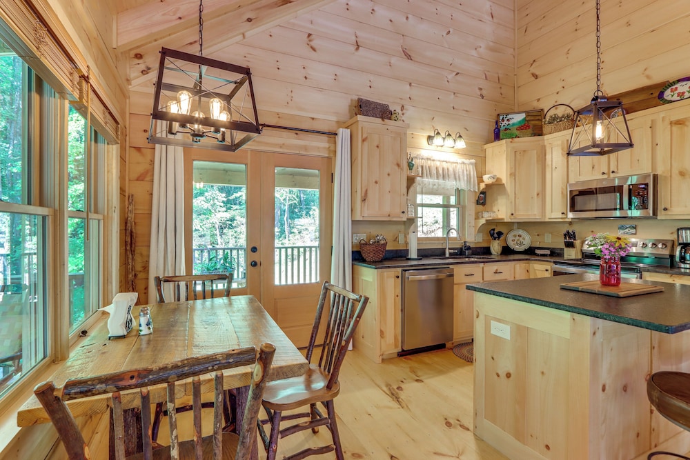 4 Mi to Fall Branch Falls: Peaceful Cabin w/ Deck