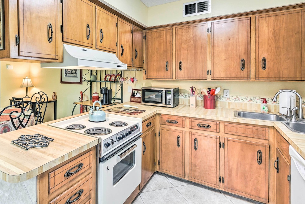 Gulf Breeze Vacation Rental: 5 Mi to Beach! view 3
