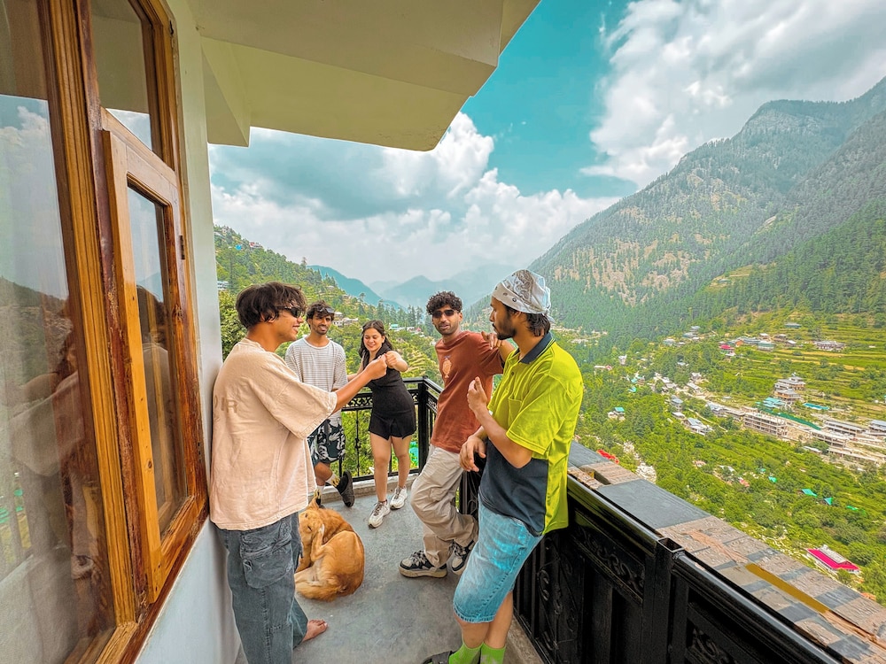 Young Monk Hostel Jibhi