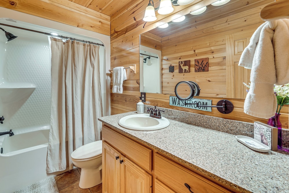 Hot Tub + Game Room: Family Retreat in Broken Bow