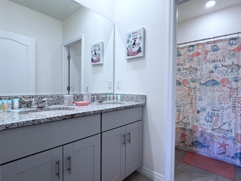 Beautiful 5 Bed Pool Home With Game Room-7543ol 5 Bedroom Home
