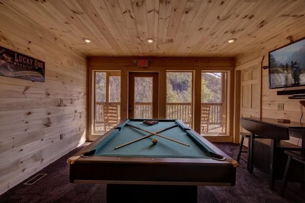 The Owl and the Trout - 2 Bedrooms, 2 Baths, Sleeps 8 Home by RedAwning