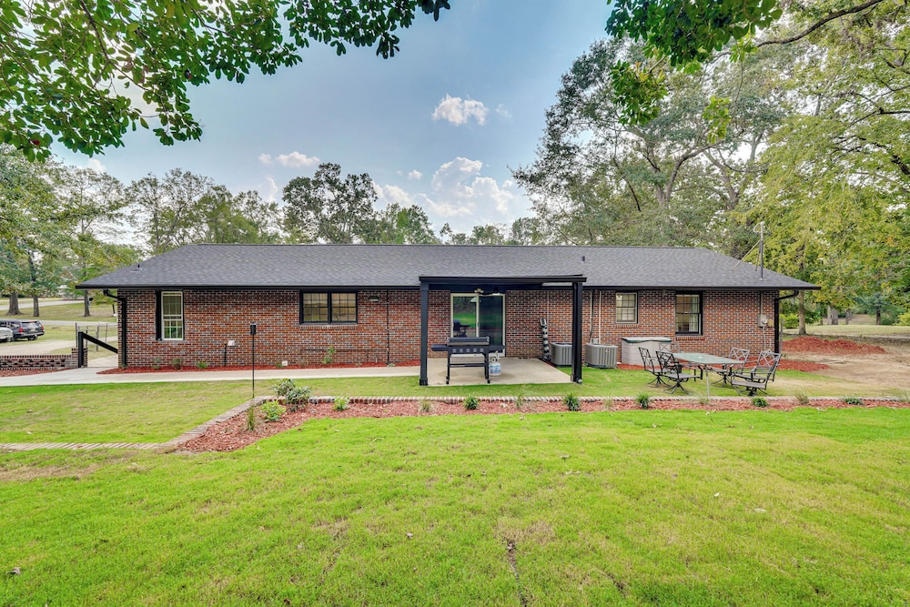 Group Getaway w/ Fenced Yard & Pool Table in Wrens