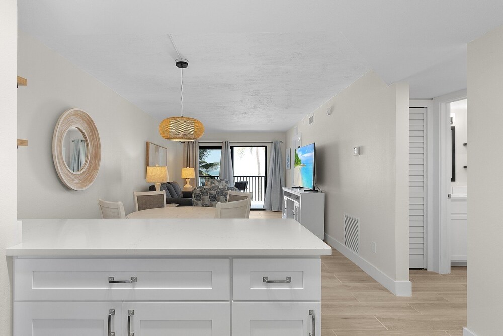 Seaside 209: Oceanview 2br/2ba Condo With Pool, Steps To Beach 2 Bedroom Condo