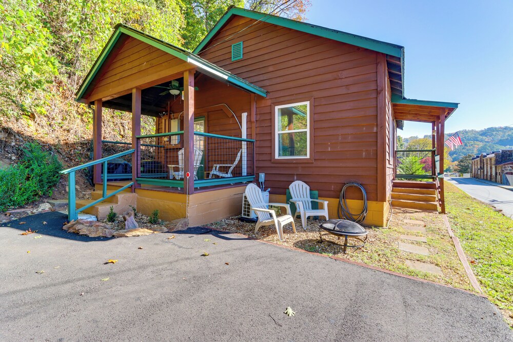 < 1 Mi to Dtwn: Pet-friendly Cabin in Murphy! view 5
