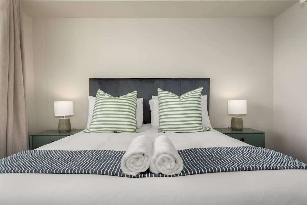 Modern 2 Bed Century City Apartment, Pool + Braai