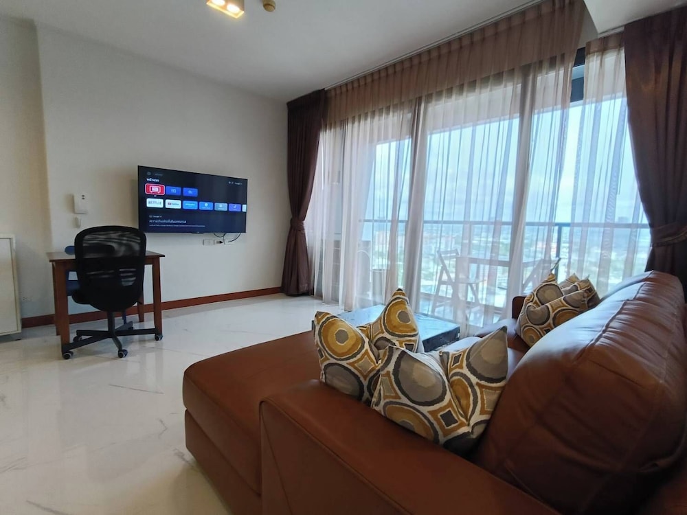 Luxury Large One Bedroom Seaview Serviced Apartment at Wongamat, Pattaya