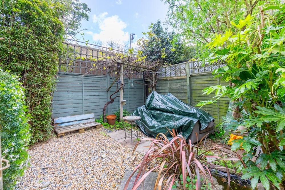 Gorgeous 2BD Garden Getaway, Victoria Park
