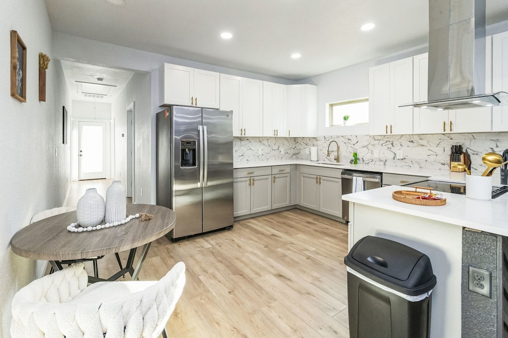 Stylish 4BR Home Mins to Downtown River Walk